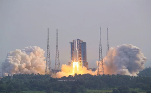 Il razzo Lunga Marcia 5B trasporta il modulo Mengtian in orbita per la stazione spaziale cinese Tiangong.